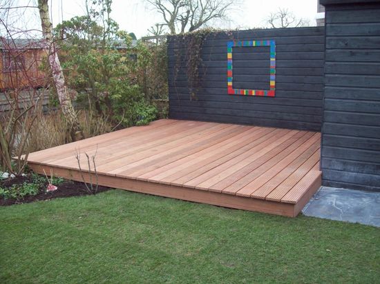 Deze afbeelding heeft een leeg alt-attribuut; de bestandsnaam is Houten-terras-aanleggen-Tuinaanleg-concurrent.jpg
