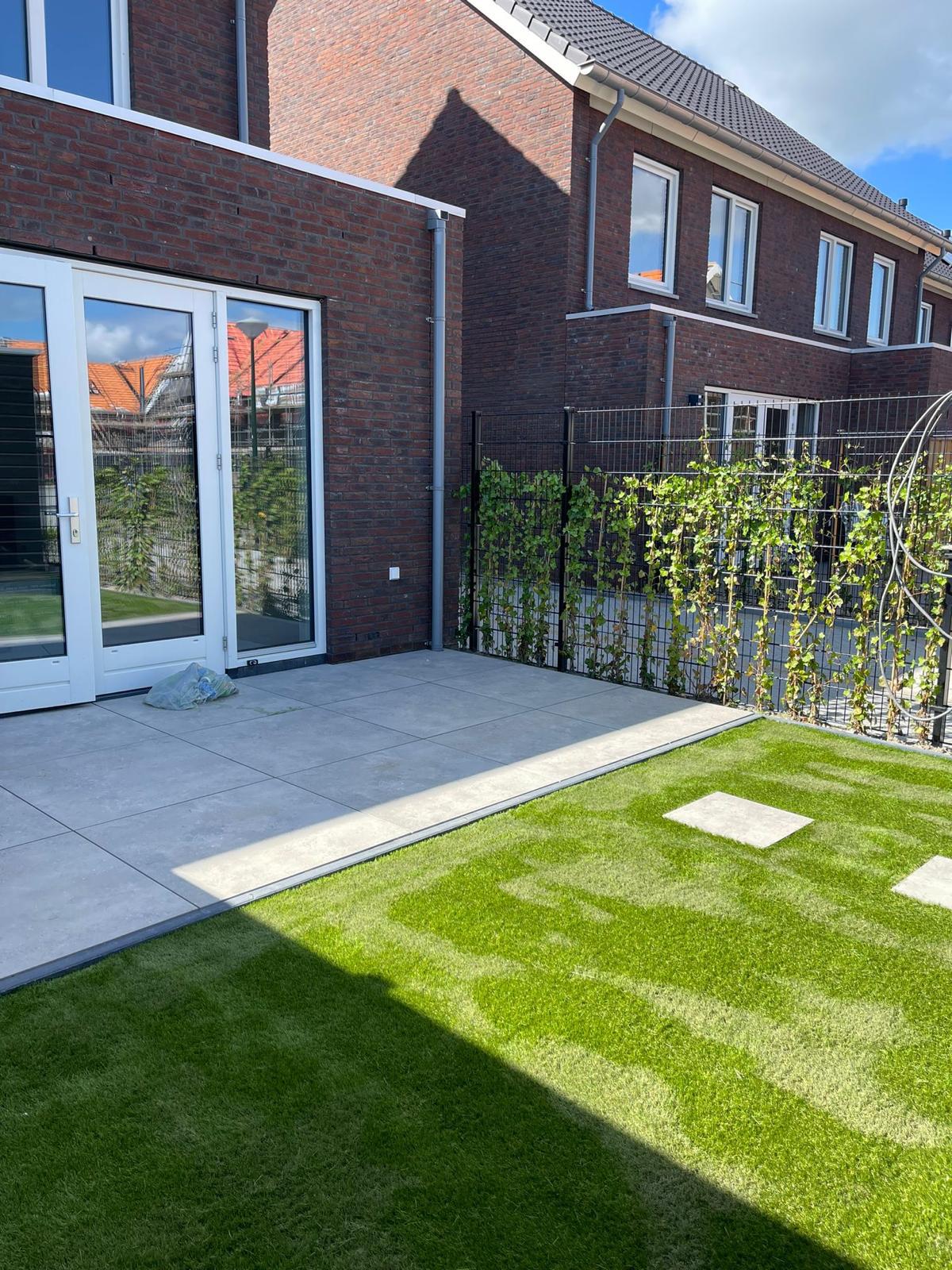 moderne tuin met kunstgras